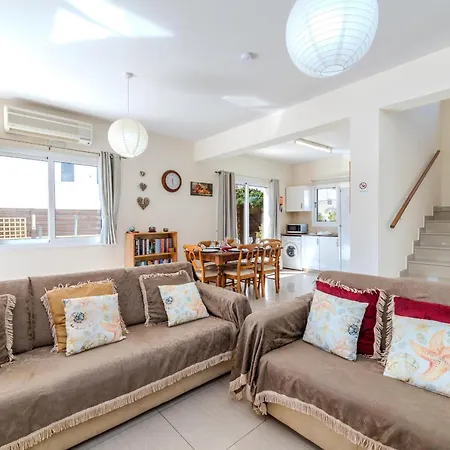 Marika Heights أيا نابا